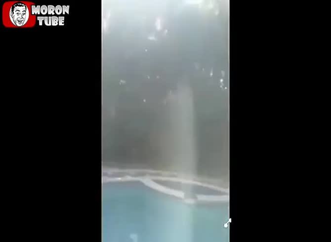 Video :In front of the pool cleaner, they flaunt themselves nude!